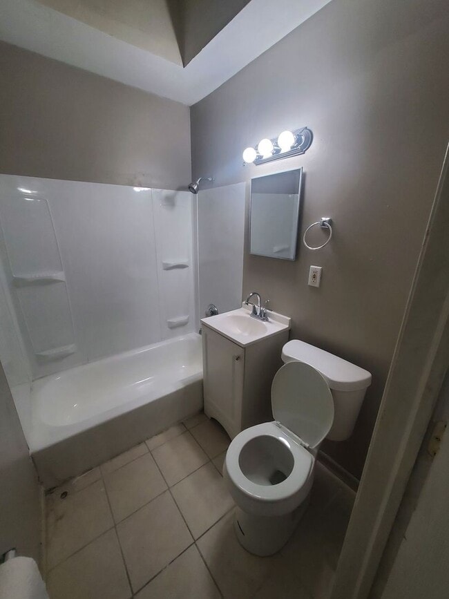 Interior Photo - 2214-2220 W Hopkins St. (8 Unit)