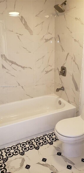 Building Photo - 1673 Bay Rd