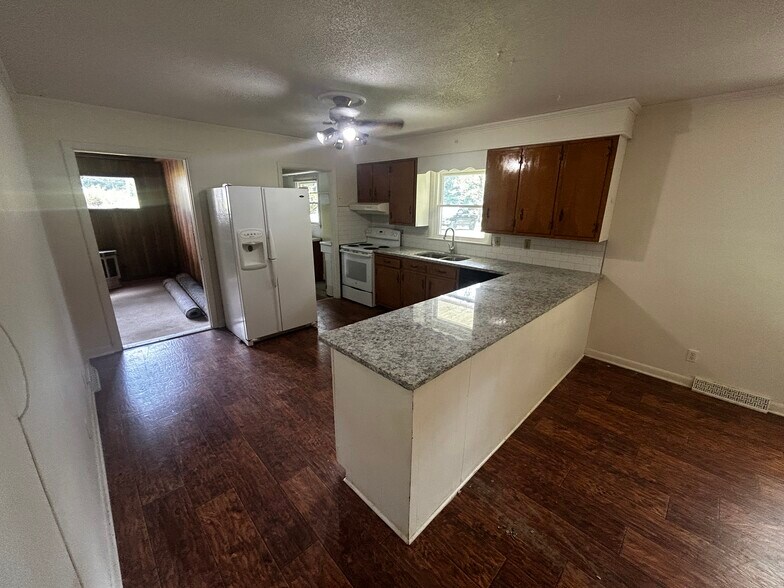 Building Photo - 1144 Forest Dr