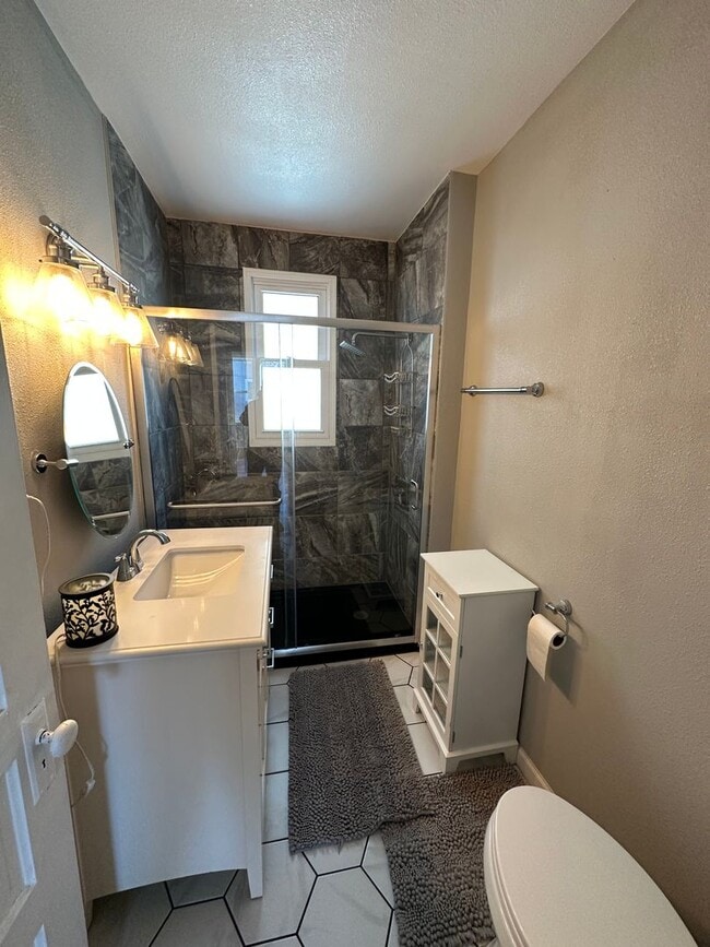 Building Photo - PET FRIENDLY 2 BEDROOM, 1 BATHROOM SINGLE FAMILY HOME CLOSE TO DOWNTOWN!