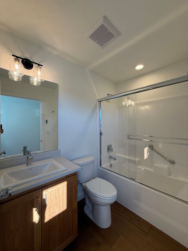 Building Photo - New Apartment in Central Ashland Location ...
