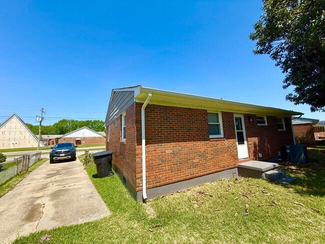 Building Photo - ***3 Bed Ranch with off-street parking and large yard!