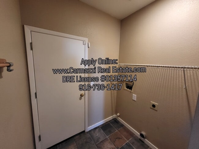 Building Photo - 9197 Irish Gold Way