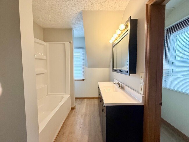 Building Photo - Stunning 3-Bedroom Home with Everything You’ve Been Looking For!