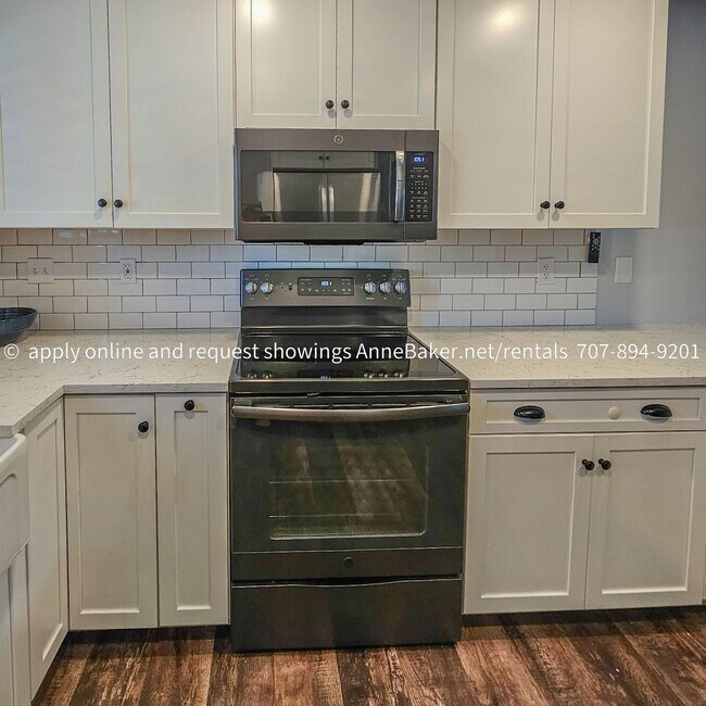 Building Photo - Exquisitely Updated Condo - Must See