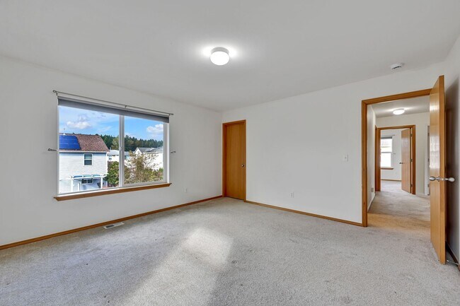 Building Photo - 4 BED & 2.5 SINGLE FAMILY HOUSE FOR RENT