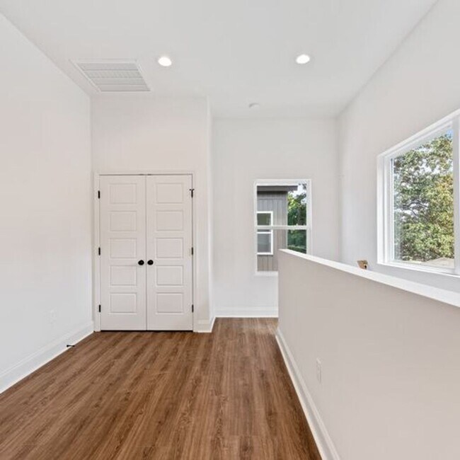 Building Photo - Fully Furnished Short Term Rental Near SLCC!