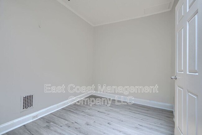 Building Photo - 2107 W Saratoga St