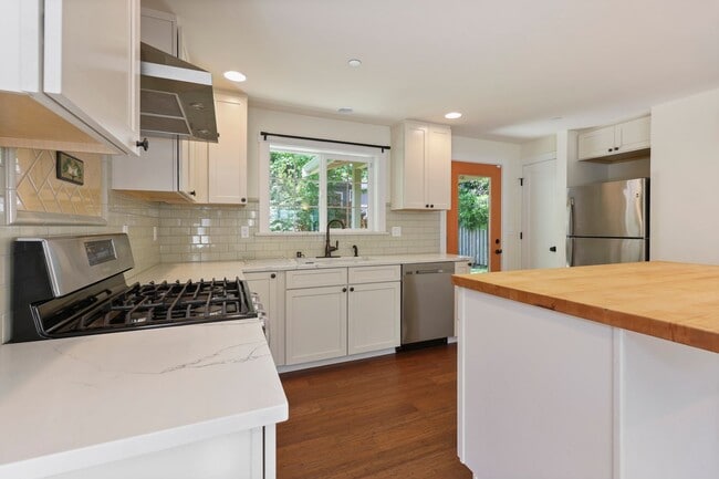 Building Photo - MOVE IN READY NOW! Stylish One-Bedroom A/C...