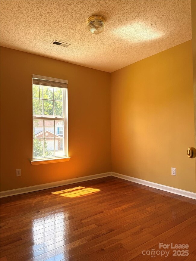 Building Photo - 8804 Clifton Meadow Dr