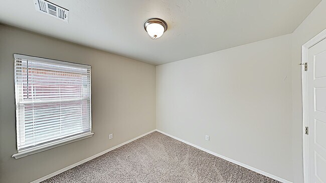 Building Photo - Spacious 4 Bedroom 2 Bath Home in Deer Cre...