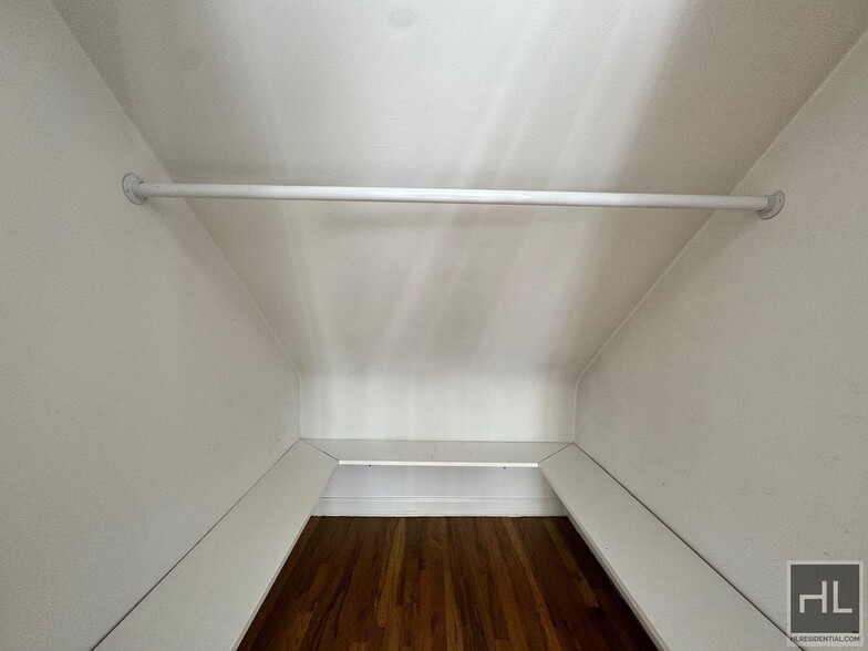 Building Photo - Newly Renovated 2 bedroom apartment spanni...