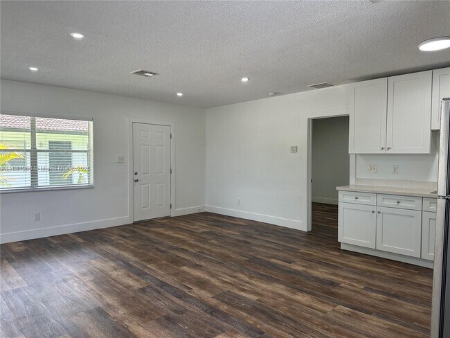 Building Photo - 3315 SW 15th Ave