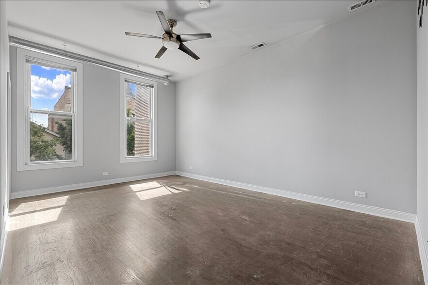Building Photo - 1752 W 21st Pl