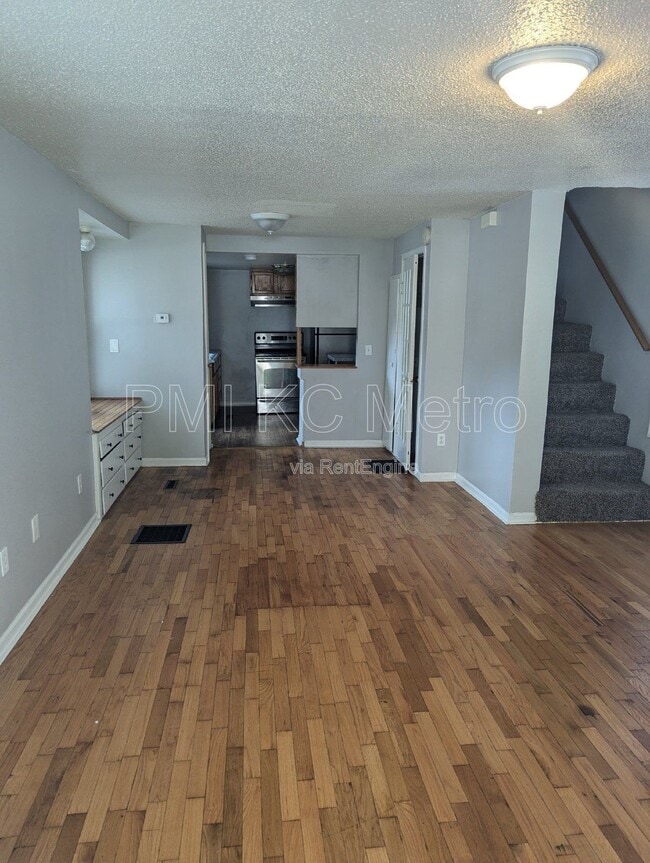 Building Photo - 724 S Grand Ave