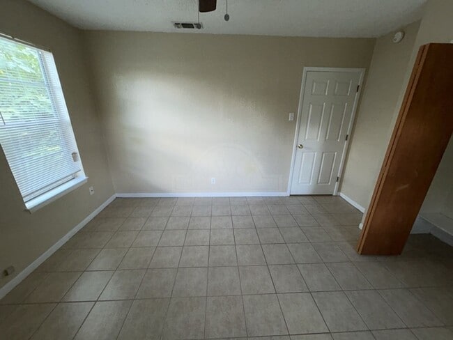 Building Photo - 908 Sutton Dr