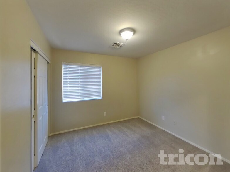 Building Photo - 1491 E Stirrup Ln