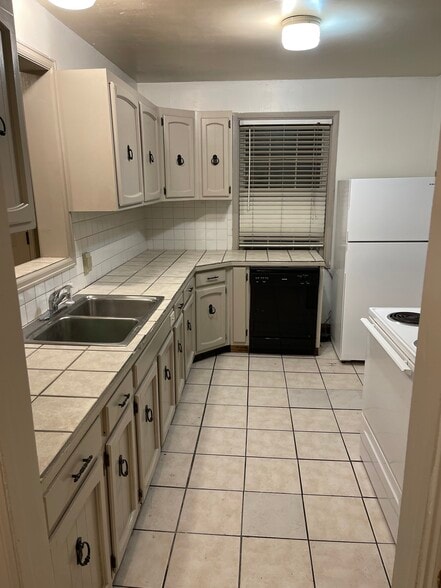 Kitchen - 318 S 15th St