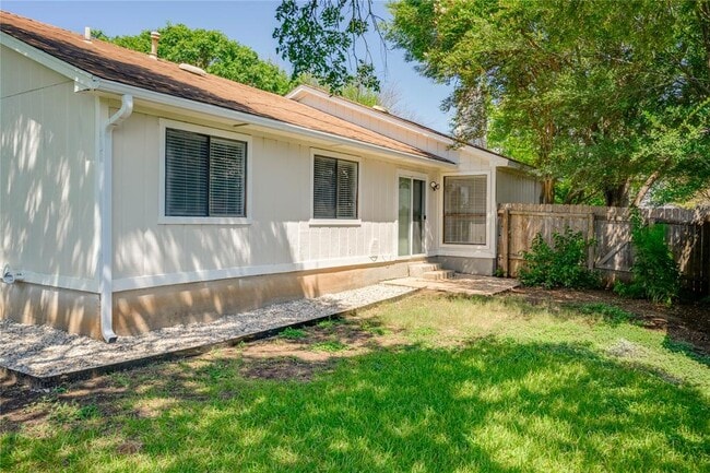 Building Photo - 816 Russet Valley Dr