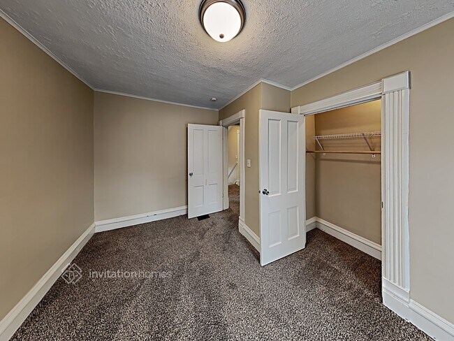 Building Photo - 424 E Park Ave