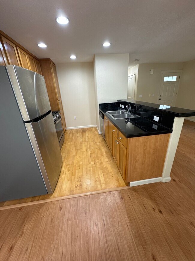 Building Photo - Beautiful 1 Bedroom 1 Bath Condo Located i...