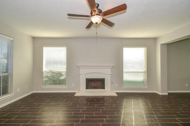 Building Photo - 5961 Whispering Lakes Dr