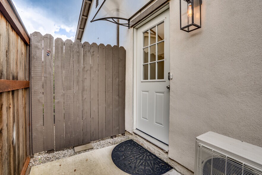 Building Photo - 14584 Highcrest Cir