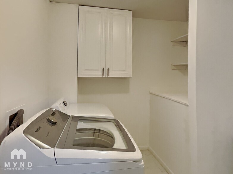 Building Photo - 1322 N Cliff Valley Way NE