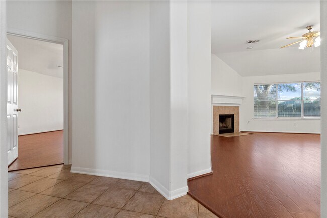 Building Photo - 3135 Stratford Bend Dr