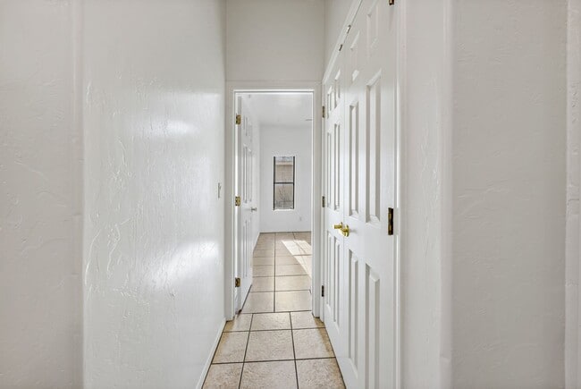 Building Photo - 4 bedroom home in Central Tucson