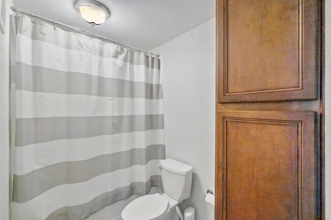 Building Photo - 2255 Braeswood Park Dr