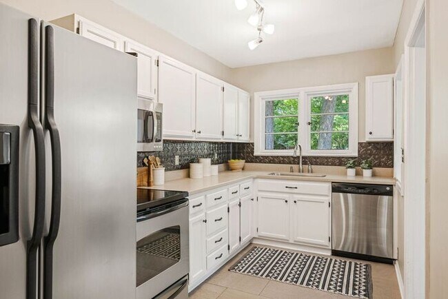 Building Photo - Sweet Warfleigh Home 3 Bedroom 2.5 bath Motivated To Rent!