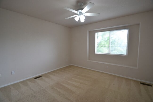 Building Photo - 2 Bedroom End Unit Townhome in D20!