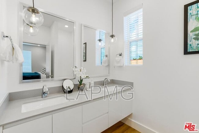 Building Photo - 4637 Laurel Canyon Blvd