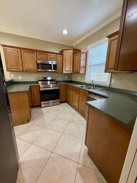 Building Photo - 70 Jakes Way