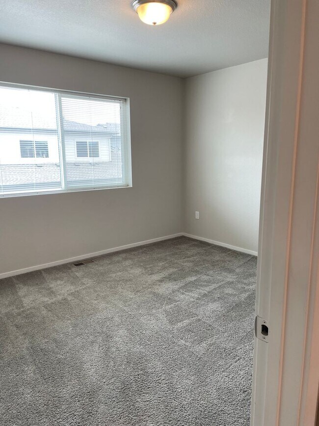 Building Photo - Luxury Rowhouse w/ 2-Car Garage in NE Ft. Collins