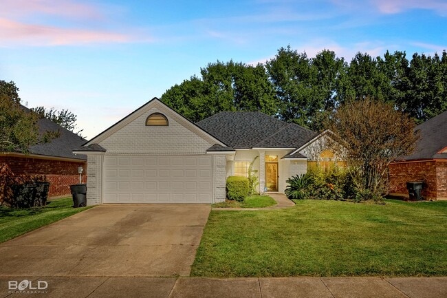 Primary Photo - Check Out this 4 bed 2 bath