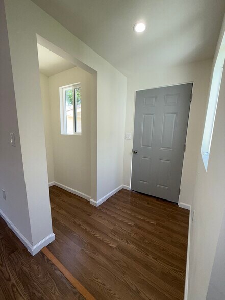 Building Photo - 762 1/2 N Ridgewood Pl