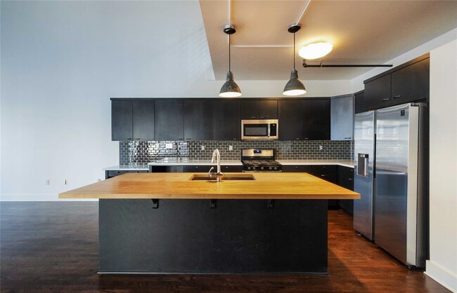 Building Photo - 411 Brazos St