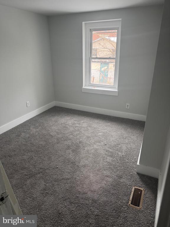 Building Photo - 104 W Elm St