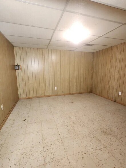 Building Photo - 920 S 74th St