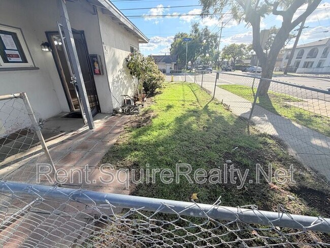 Building Photo - 902 N Angeleno Ave