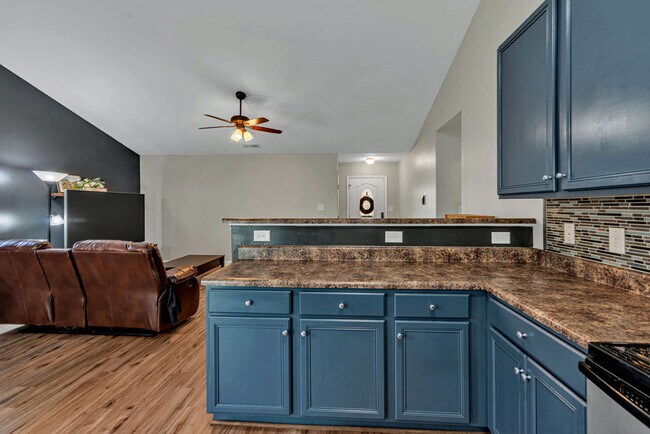 Building Photo - 410 Jasmine Ln