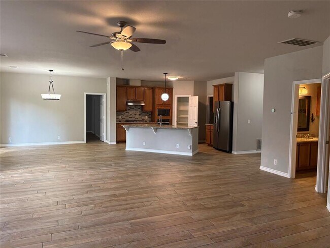Building Photo - 1112 Vanderbilt Cir