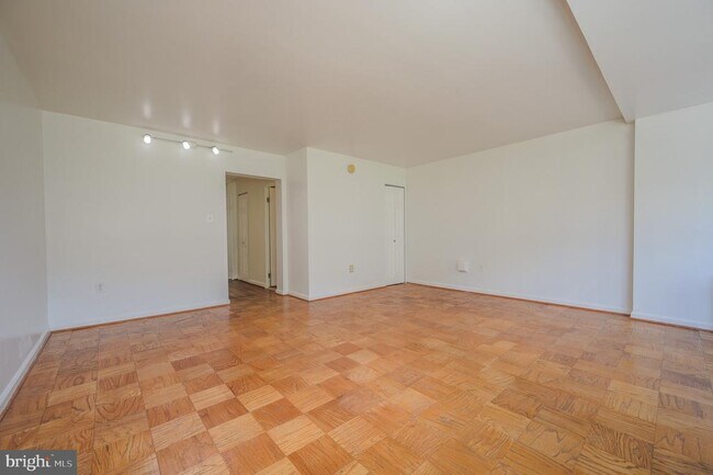 Building Photo - 922 24th St NW
