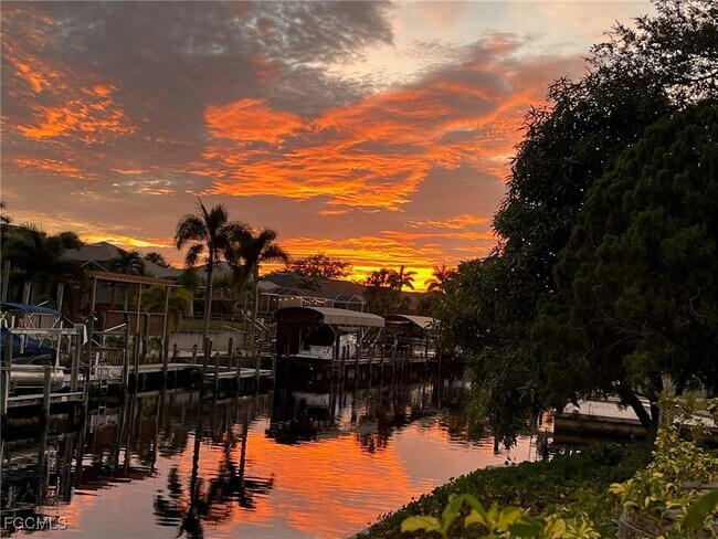 Building Photo - 991 April Ln