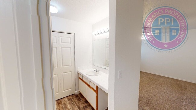 Building Photo - Desirable West Linn Location / Walk To The...