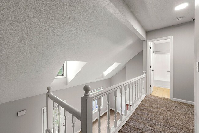 Building Photo - Renovated Modern 2BR Townhome in Prime Kennesaw Location