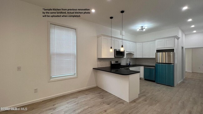 Building Photo - 305 2nd St