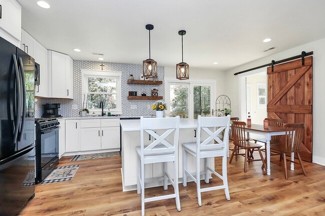 Building Photo - Fully Updated & Furnished Gem in the Heart of Starmount!